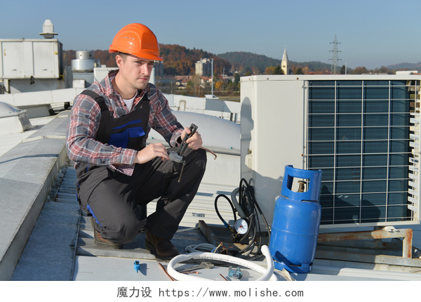 空调维修工年轻修理工修理空调系统
